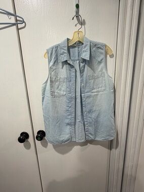 Sleeveless Light Wash Denim Shirt Jacket - Light Blue